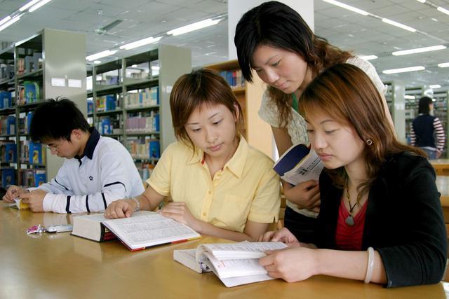 『答案』毕业后真的就比三本大学的学生强吗？答案很现实211大学的学生