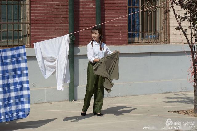 六七十年代小孩穿的衣服图片 9d52f25fbd884db5ab98edccac15fcbb.jpeg