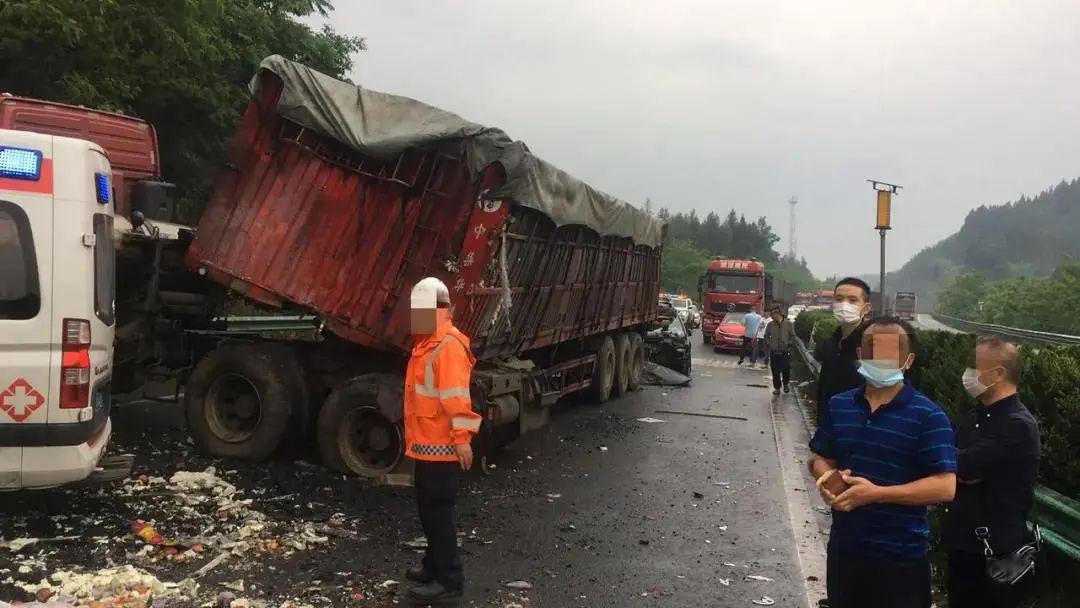 成巴高速连环追尾车祸多部川y车辆受损严重目前道路已恢复畅通