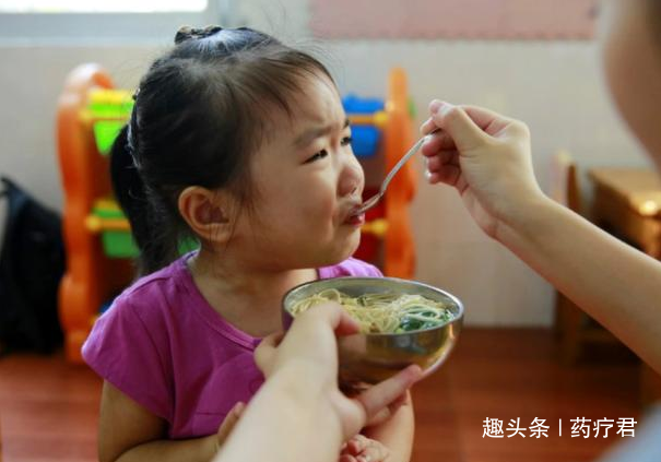 『严重』已经严重积食了，家长快住手宝宝4个异常表现提示你