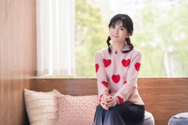 原创谢娜工作室晒美照,扎双麻花辫小清新范儿,弹吉他笑容温暖甜美!