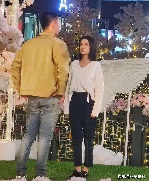原创李沁真实颜值!被怼脸拍肤色光滑但有痘痘,长相大气精致不媚俗 原创李沁真实颜值!被怼脸拍肤色光滑但有痘痘,长相大气精致不媚俗