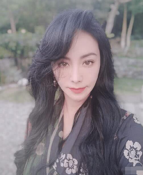 52岁"小昭"近照被晒出,颜值在线,上了年纪的"小昭"气质越发出众_田丽