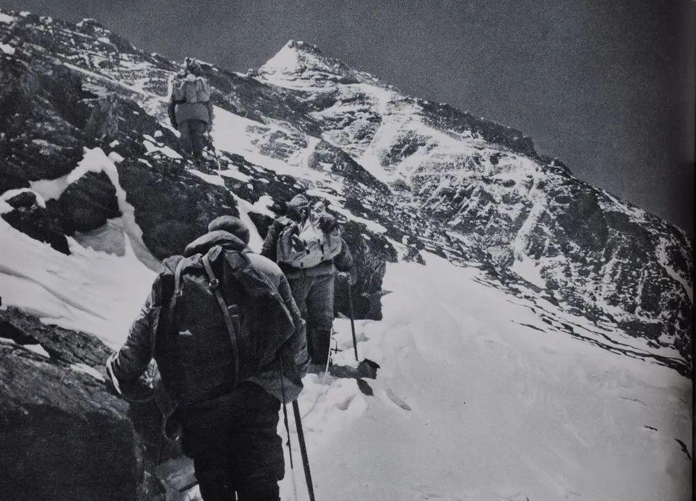 △1960年,攀登珠峰的中国登山队队员行进在海拔8000米的雪坡上.