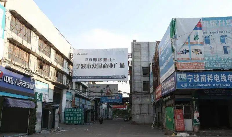 "东郊街道征收办相关负责人表示,鉴于这些房屋集中于社区通行道路一侧