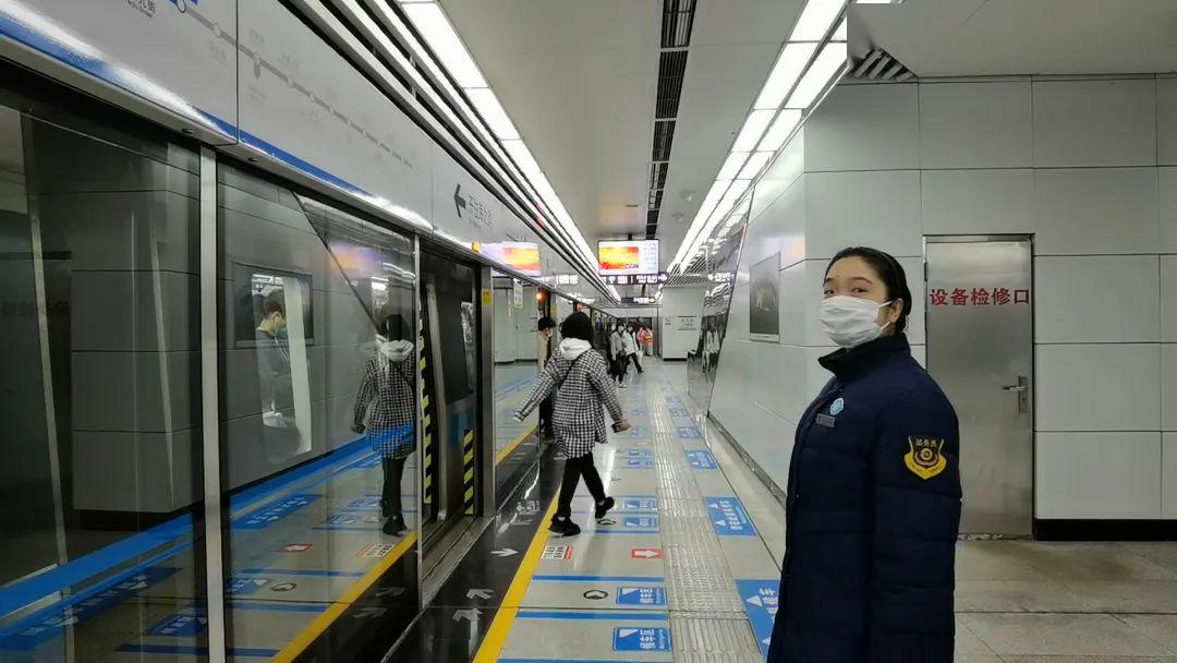 大连地铁2号线站务员李亚楠坚守岗位 致敬城市  凡人英雄