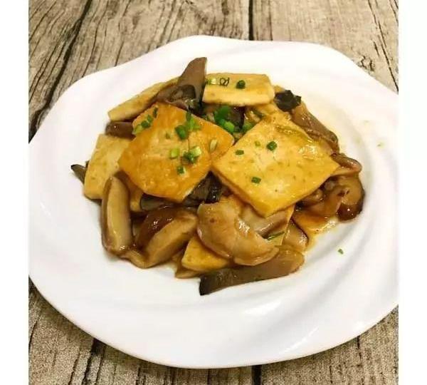 精选美食:蘑菇烧豆腐,麻辣鸡柳,双椒猪肠,香焖猪尾巴的做法