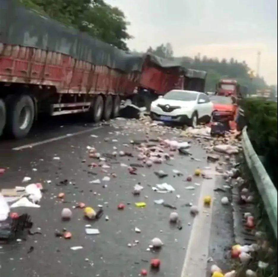 成巴高速连环追尾车祸,多部川y车辆受损严重!目前道路