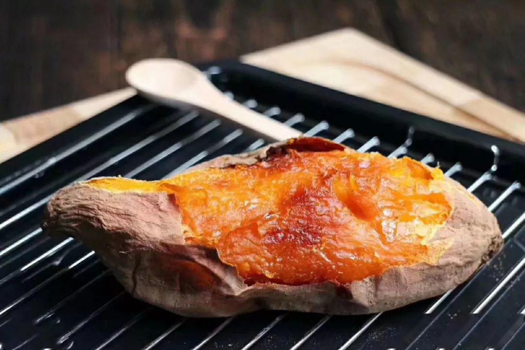 优点:香甜流油,烟蜜薯通过长时间的烘烤全部都析出,甜蜜的滋味实在