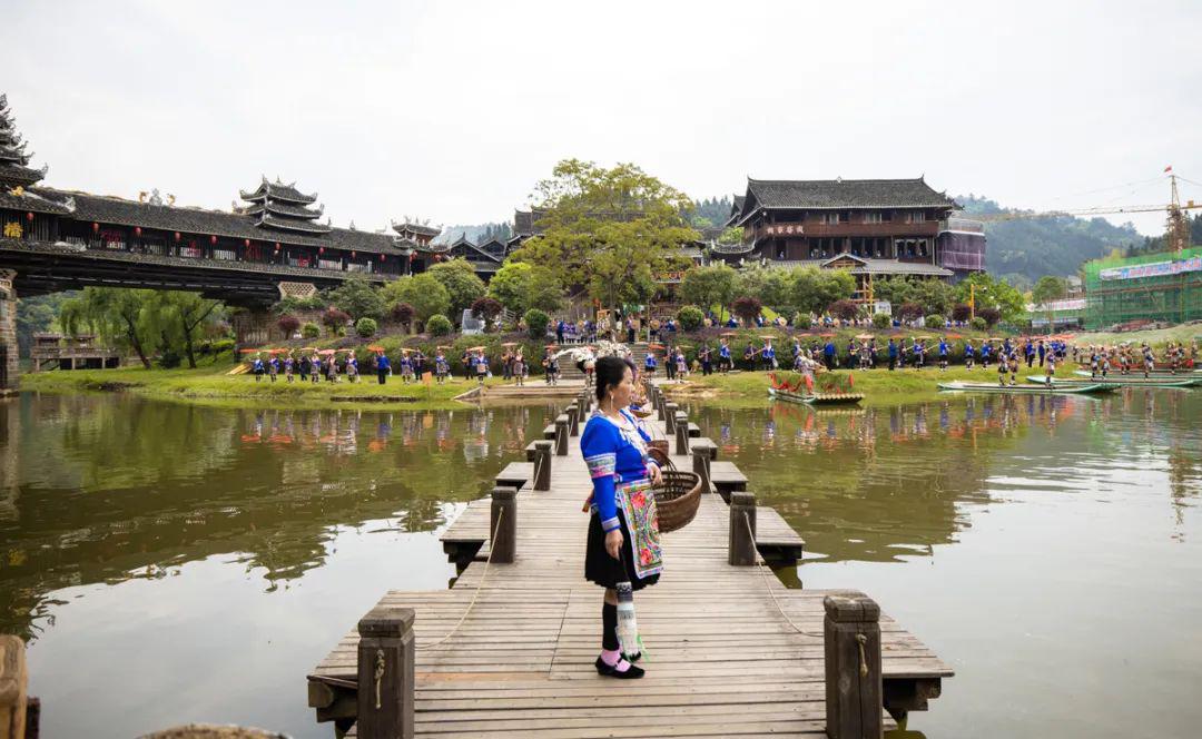怀化日报头版头条推介通道旅游,"侗"心之旅成游客打卡