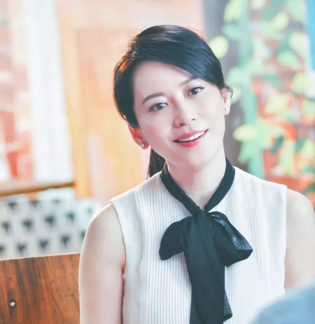 她被称不老女神，出道多年一直单身，如今49岁有