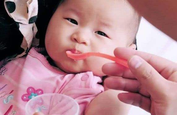 「孩子」家长别太无知孩子“积食爱趴睡”？儿科医生：无非是4个原因