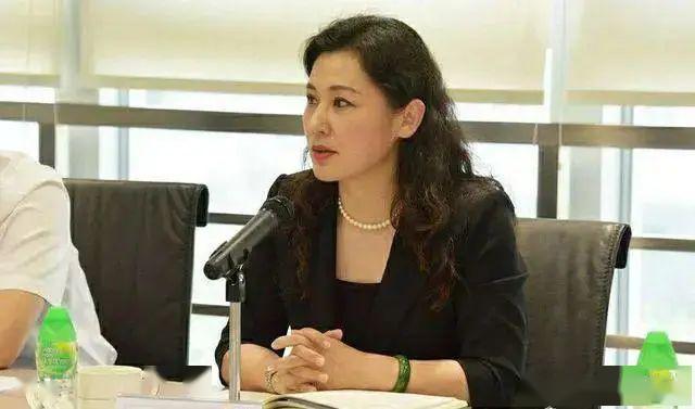 汕头大学现任女校长,被网友冠以"最美"称号,她因何受人喜爱?