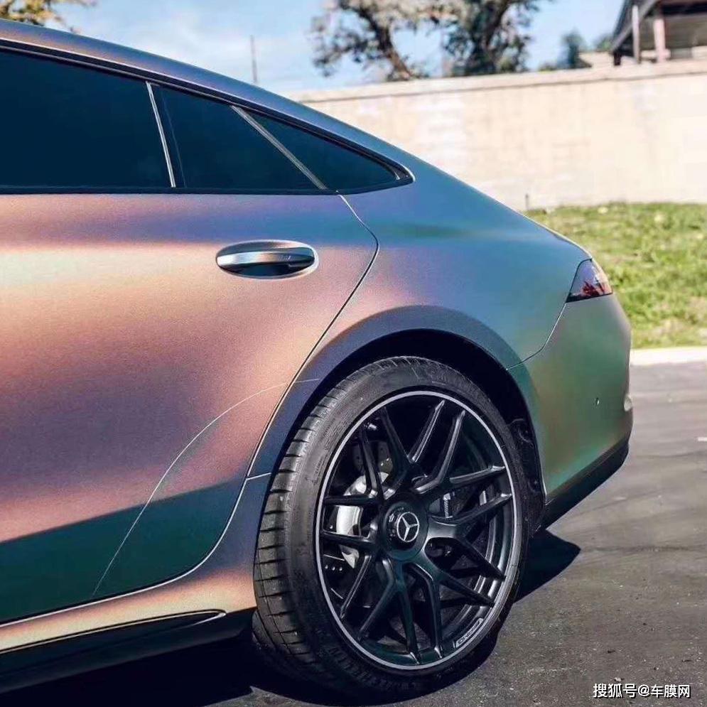 奔驰amg gt 镭射灰贴膜改色效果图