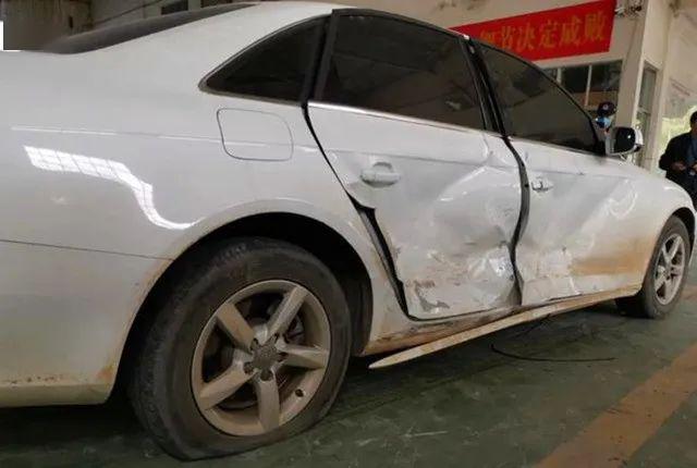 近日,广西南宁一辆白色奥迪车追尾一辆日产车,奥迪车驾驶员与日产车