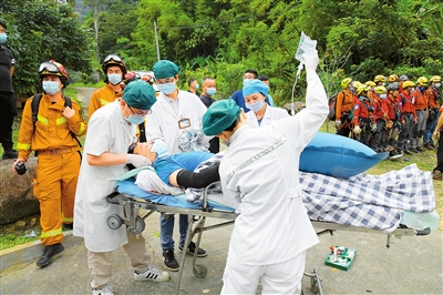 穿山越岭来救你！广东多地警方五一期间救援遇
