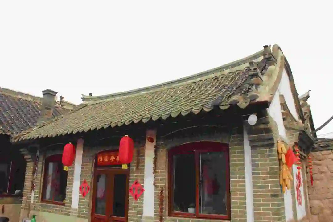 王家大院高瓴起脊,出厦吊檐,一色的海木(从东北过海运来的红松称为"海