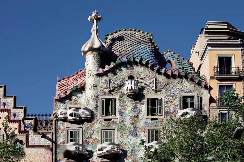 这七座分别是:米拉之家(casa milà),巴特罗之家(casa batlló),圣家