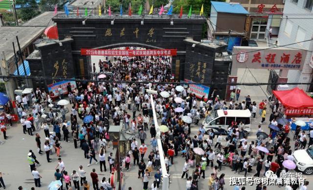 「高考」经历了23次高考，54岁的他还将继续“高考钉子户”——梁实