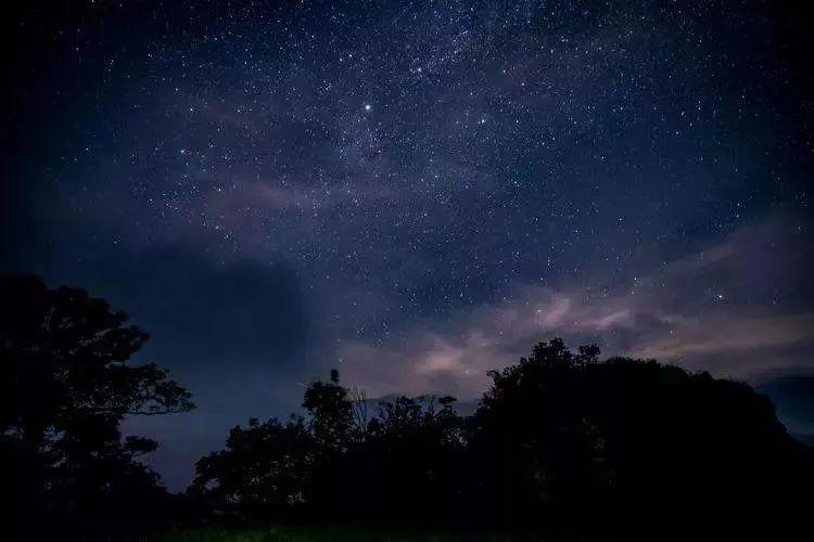 许多闪烁的星星在那漆黑的天空许多小星星闪烁那双发亮的眼睛忽明忽暗