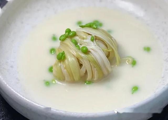 奶汤蒲菜.传统鲁菜,用的是济南大明湖的蒲菜.