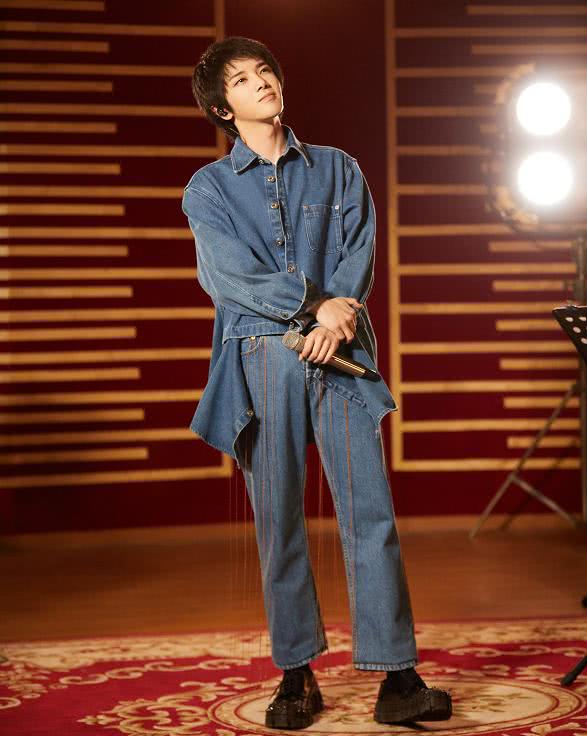 让吴磊撞衫华晨宇的华伦天奴太豪横 为张艺兴私人定制,太宠了