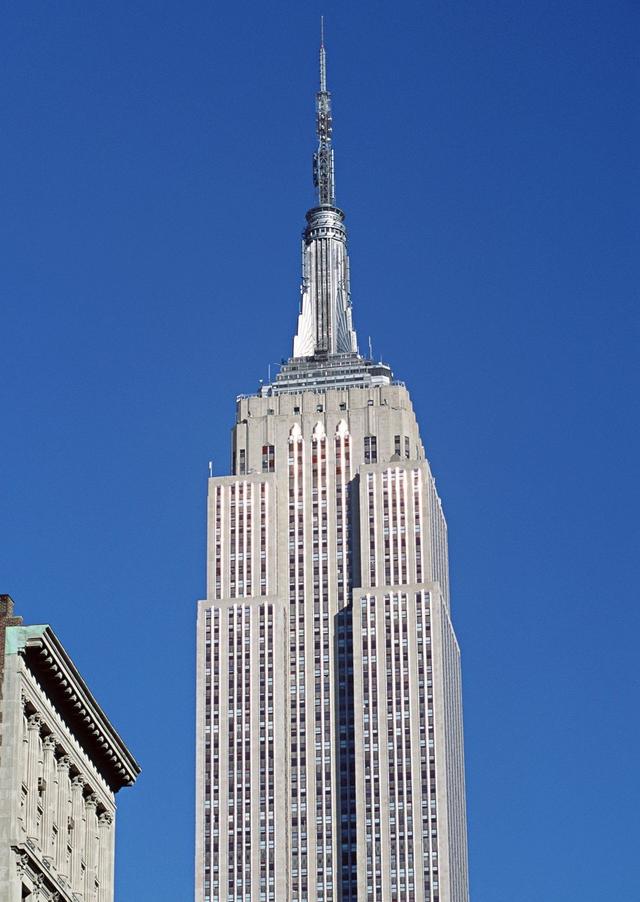 总高度为443.7米,是美国纽约的地标建筑物之一