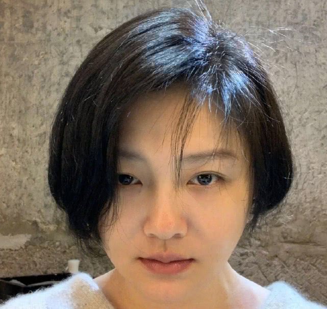 原创44岁大S有颜任性,竟用素颜短发照做头像,嘴唇很干但肤质一流 原创44岁大S有颜任性,竟用素颜短发照做头像,嘴唇很干但肤质一流