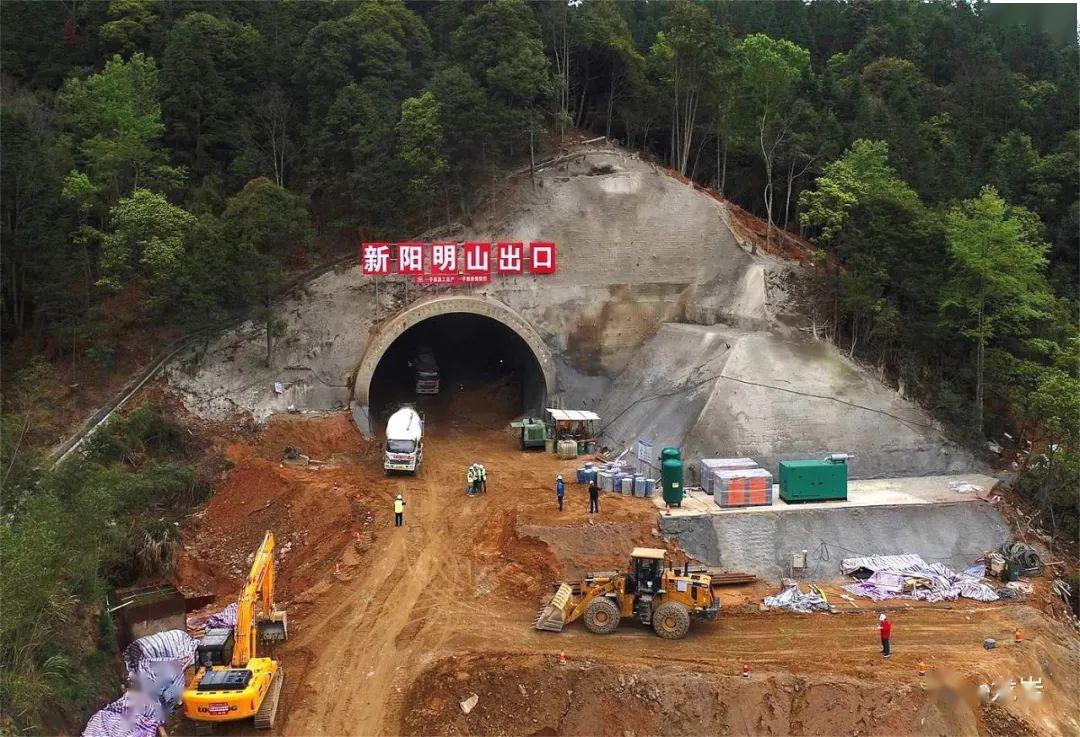 新阳明山隧道进口施工新阳明山隧道为燕尾式隧道,进口为双洞单线结构