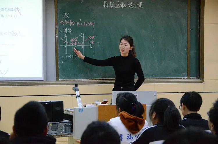 别笑毛不易的"护士站姿",这些职业姿势改都改不掉.