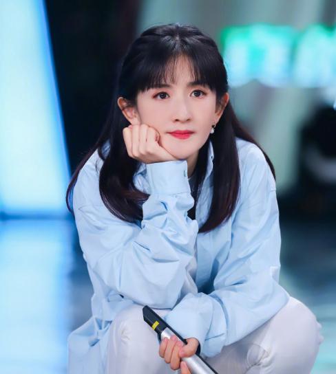 谢娜生日获张杰表白，教俩女儿唱生日歌，闺蜜