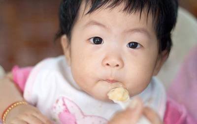 「孩子」家长别太无知孩子“积食爱趴睡”？儿科医生：无非是4个原因