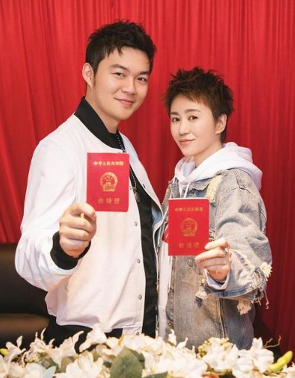 曾因相貌被质疑，44亿女主马丽嫁小11岁老公，升