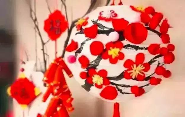 制作步骤:取一个白色的灯笼, 用剪将不织布从外向内旋转剪开 (类似