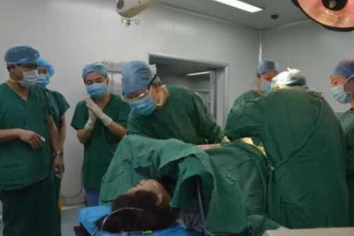 「宝宝」脐带没剪断站起来就要跑，医生差一点没抓住最强新生婴儿”