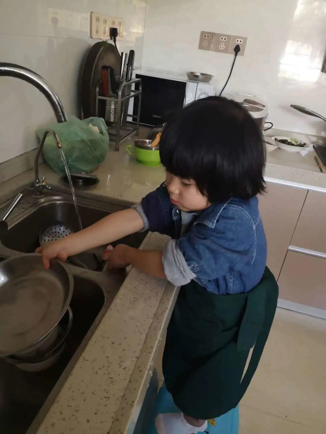 原创中国小学生每天劳动12分钟，为何我们的教育越来越“反生活”？