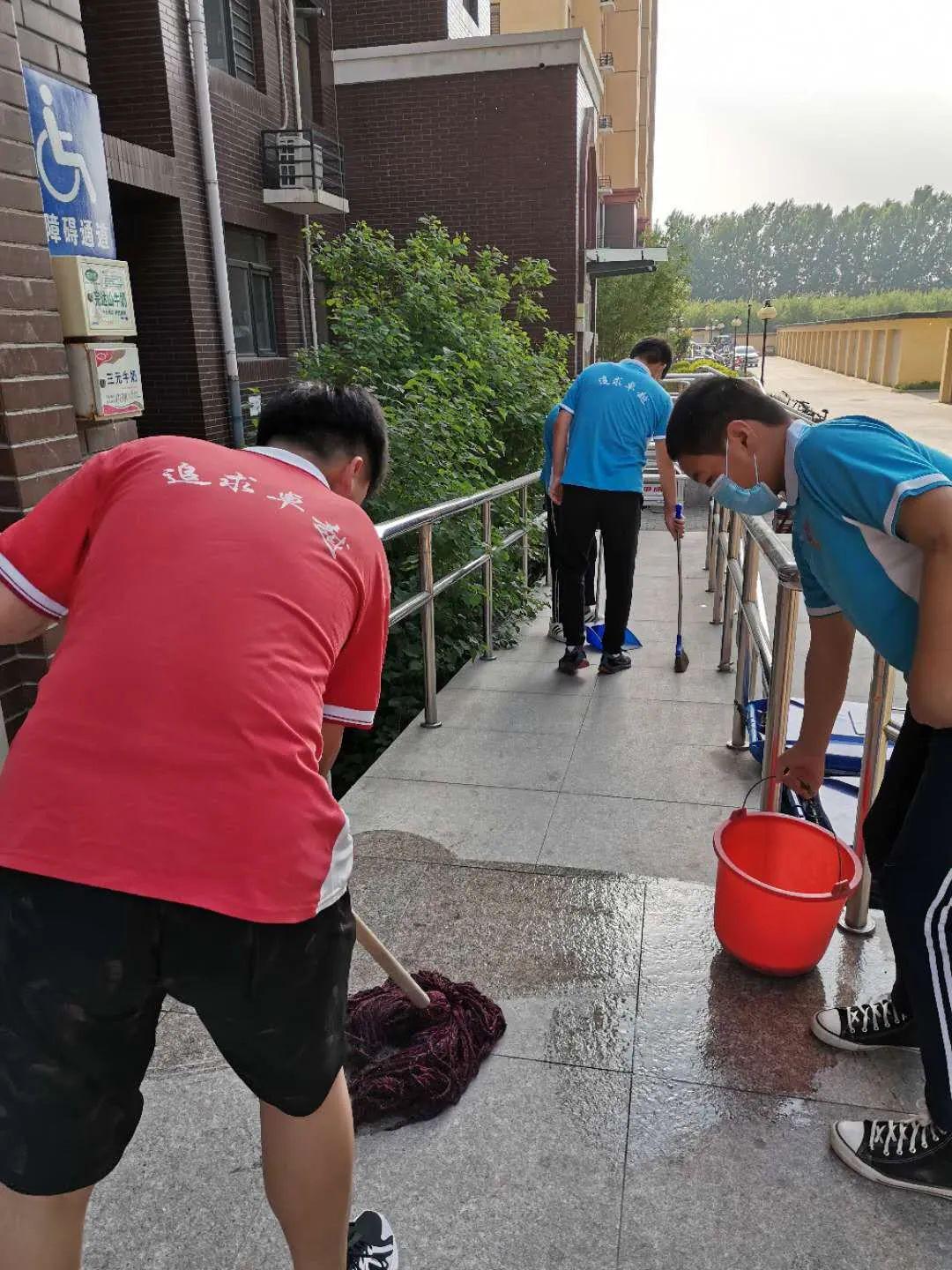 永清县第二中学学生走进社区打扫卫生
