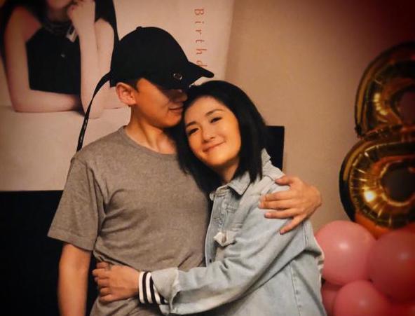 谢娜生日获张杰表白，教俩女儿唱生日歌，闺蜜