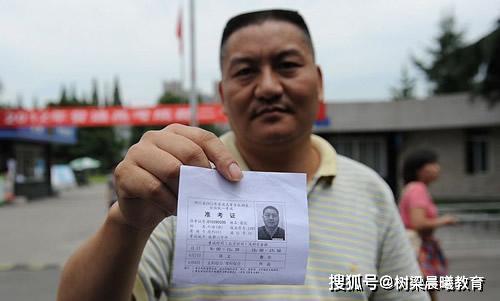 「高考」经历了23次高考，54岁的他还将继续“高考钉子户”——梁实