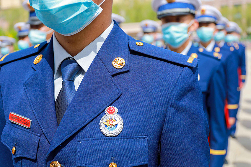 甘肃张掖35名消防员被授予消防救援衔