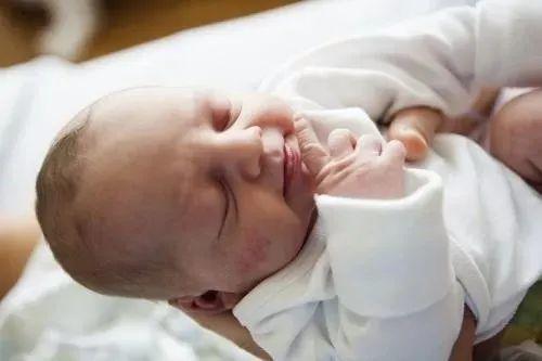 『牙膏』宝宝多大后开始刷牙？宝宝口腔护理