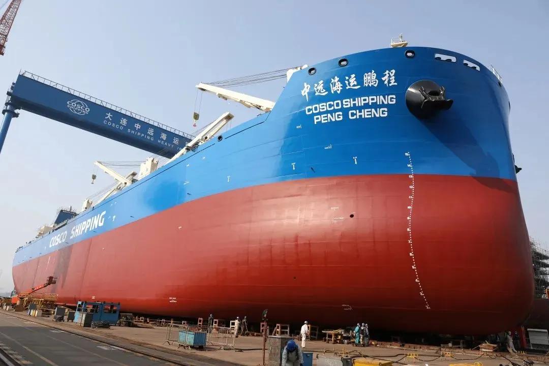 大连中远海运重工62000吨多用途纸浆船一船试航一船下水