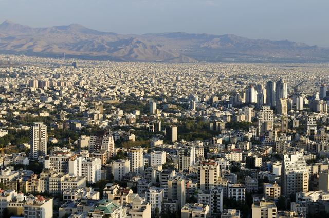 德黑兰是现代化的城市,高楼大厦林立,当中的阿扎迪塔及默德塔是