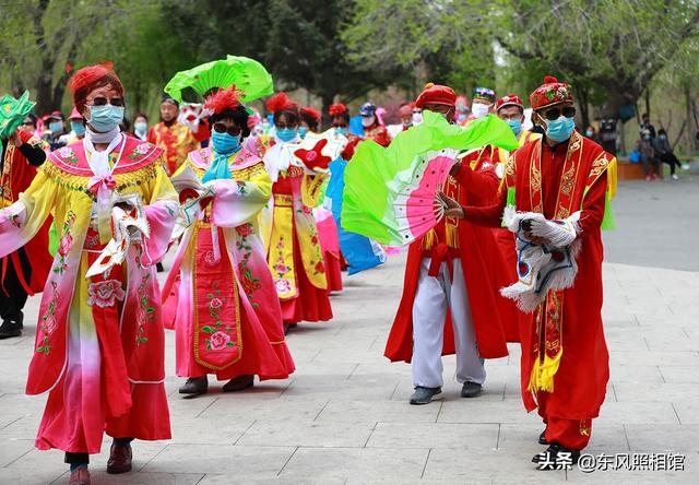 了欢快的唢呐声,近百名身着演出盛装的老人扭起了传统的东北大秧歌!
