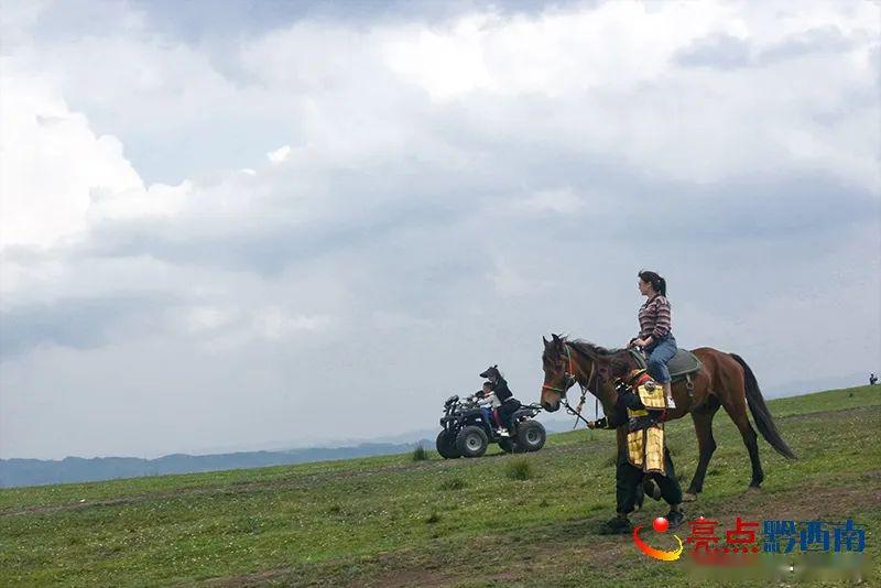 兴仁放马坪风景撩人,放风筝,跑马,极限滑草成热点!