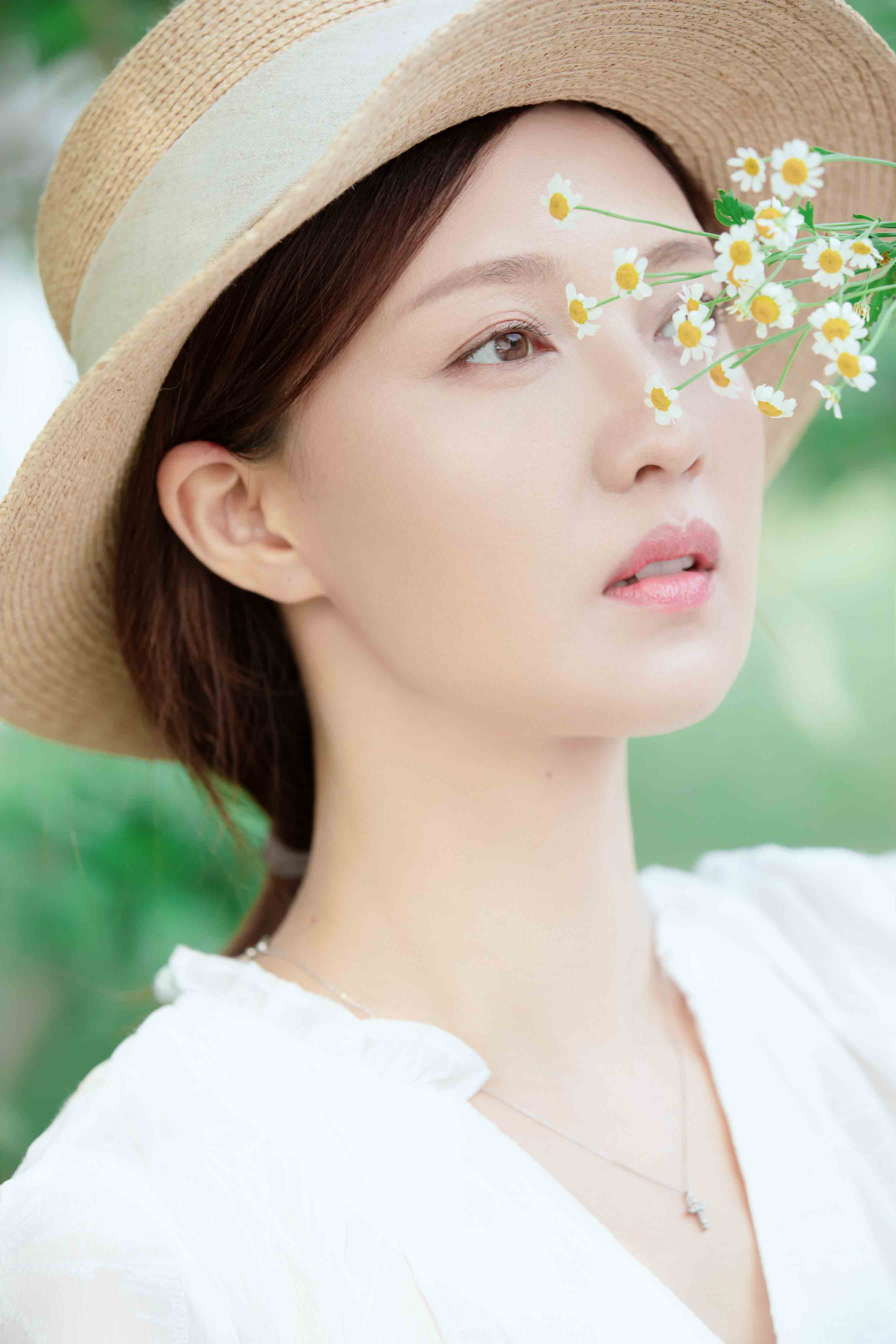 傅晶立夏节气写真淡雅如菊尽显初夏活力