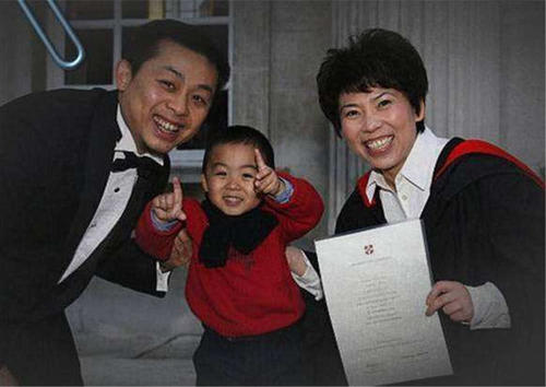 「护照」晒护照力证中国国籍邓亚萍14岁儿子现状:身高早已超过母亲