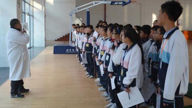 『刘某』开学第一天同学懵了，这就是青春的魅力吧男孩4个月猛涨12cm