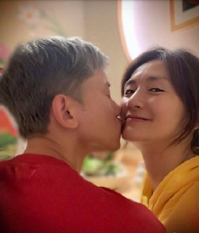 谢娜生日获张杰表白，教俩女儿唱生日歌，闺蜜