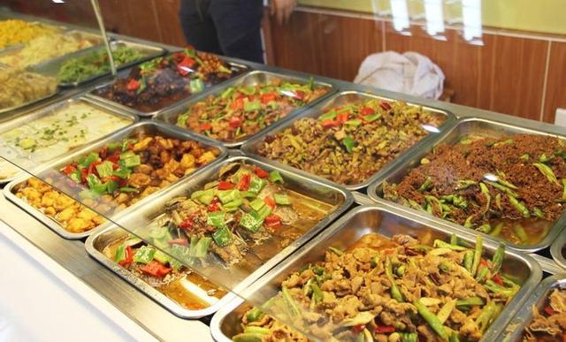 一家受欢迎的快餐店,除了价格之外更重要的就是菜的品种和味道了.